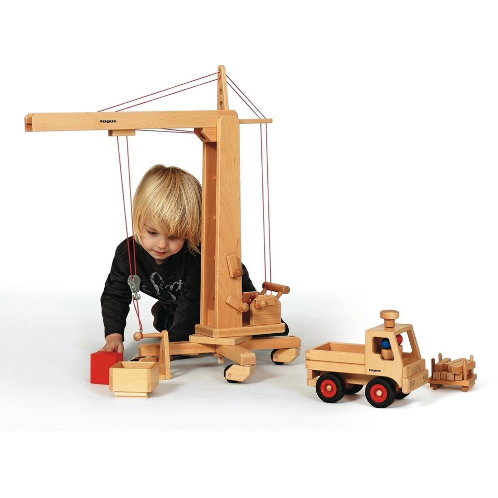 Fagus-Holzkran. Ein in Deutschland hergestelltes Spielzeug. Der groe Fagus -Holzkran